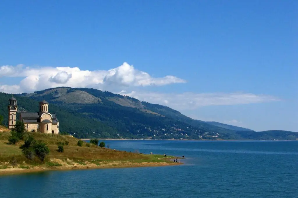 Lago Mavrovo con la Chiesa di San Nicola