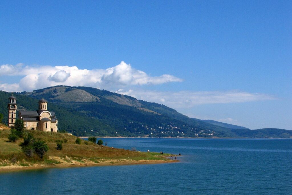 Liqeni i Mavrovës me kishën e Shën Nikollës