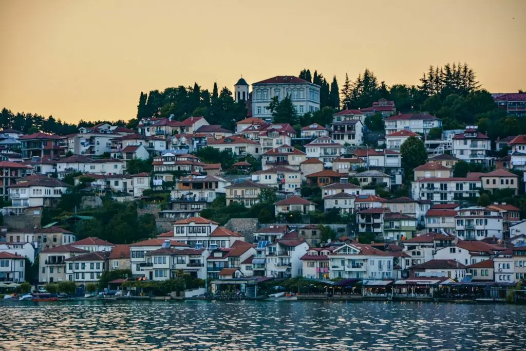 Le case del centro storico di Ohrid sopra il lago di Ohrid