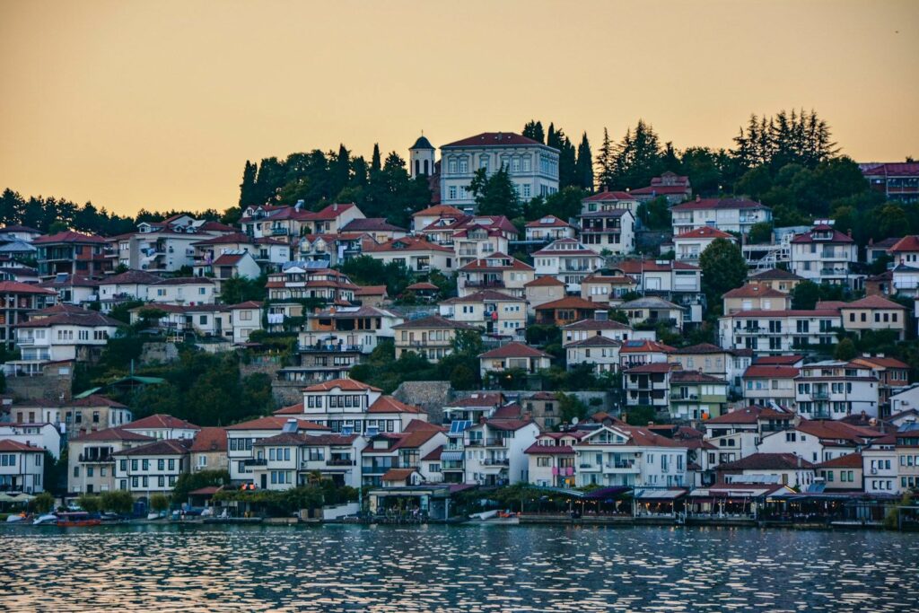 Shtëpitë e qytetit të vjetër të Ohrit mbi Liqenin e Ohrit
