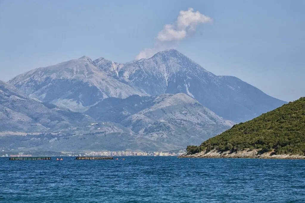L'Orikum visto dalla baia di Valona, con i monti della Lungara sullo sfondo