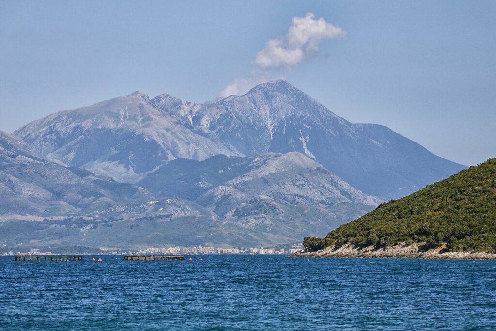 Orikumi i parë nga Gjiri i Vlorës, me malet e Lungarës në sfond