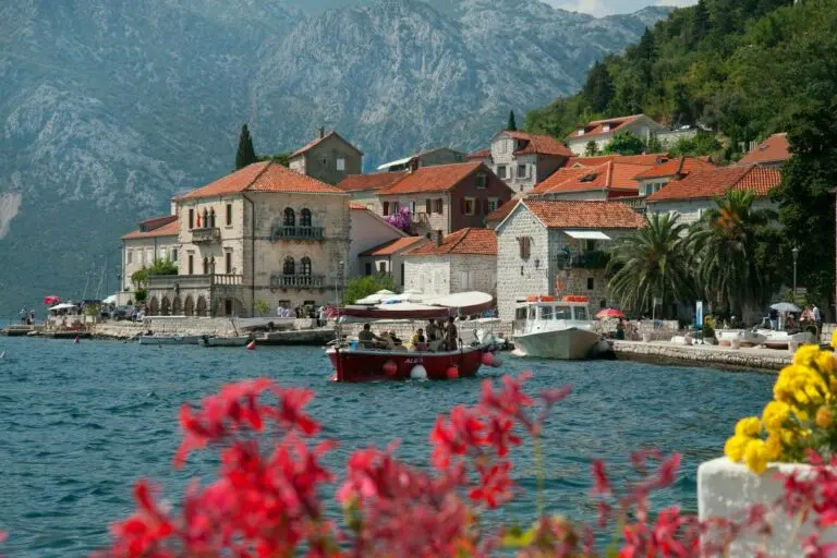 Perast, sulla baia di Kotor, con una barca sulla riva