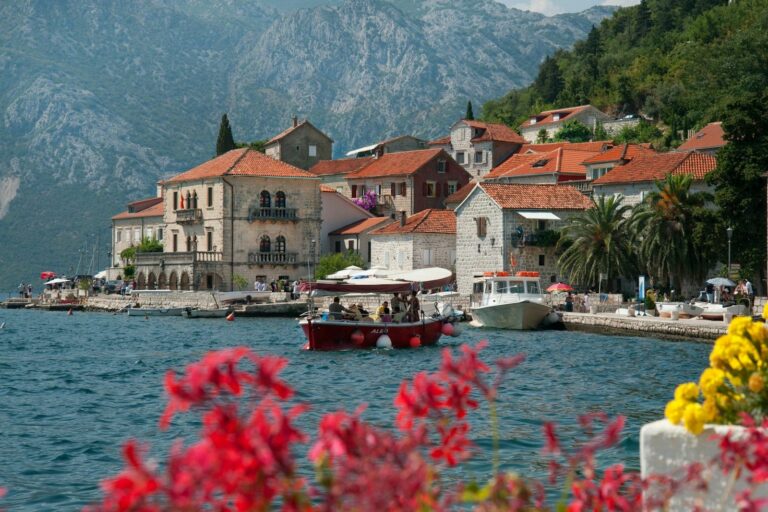 Perasti buzë Gjirit të Kotorit, me një varkë në breg