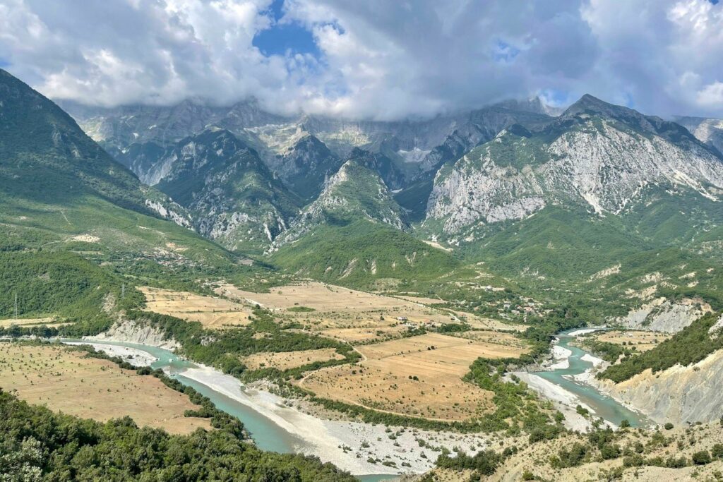 Lugina e Vjosës pranë Përmetit, mes maleve