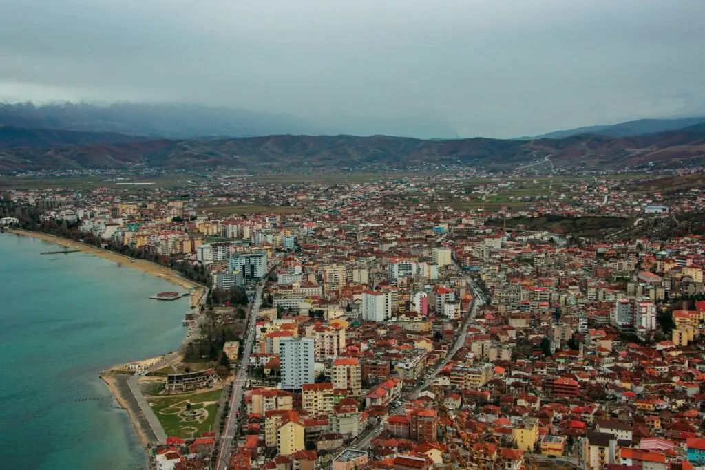 Pogradec e la riva del lago di Ohrid, viste dall'alto