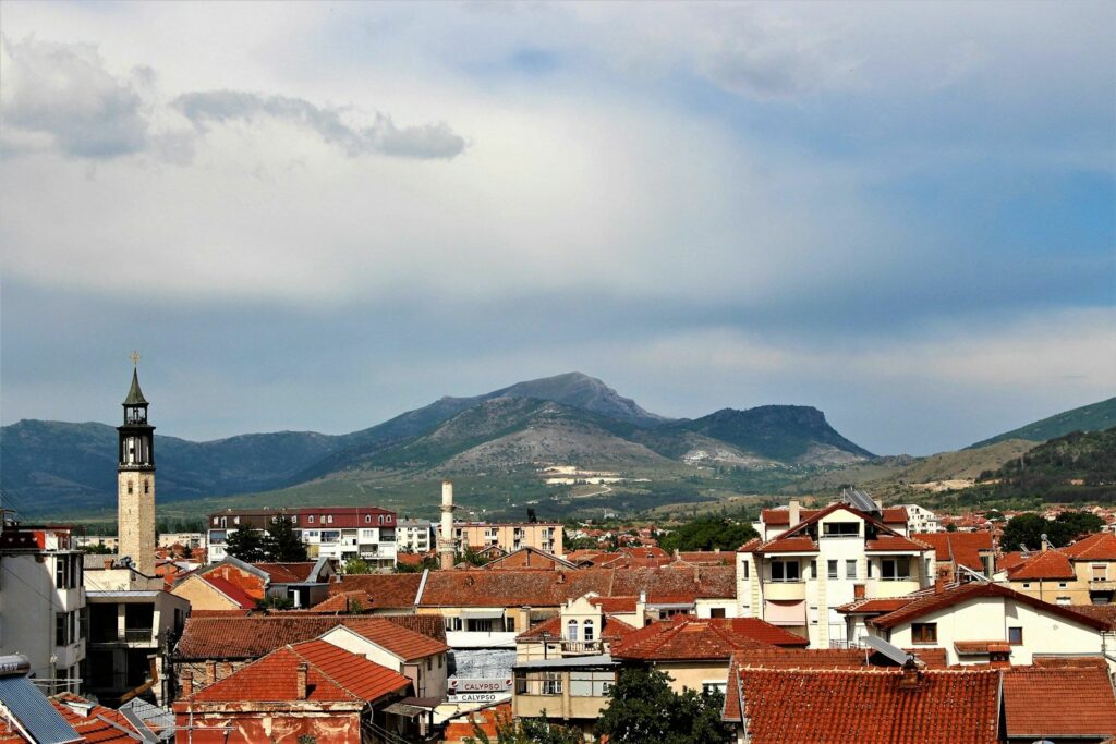 Prilepi me kullën e sahatit dhe malet përreth