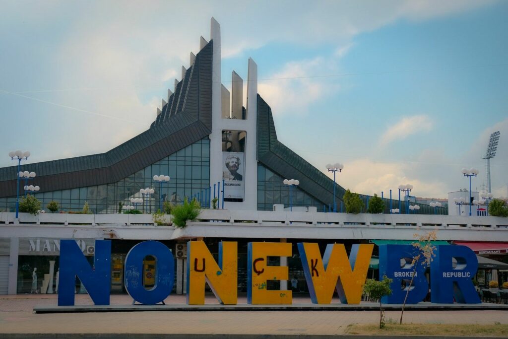 Monumenti Newborn në qendër të Prishtinës