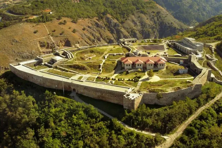 La fortezza di Prizren che domina la città, vista dall'alto