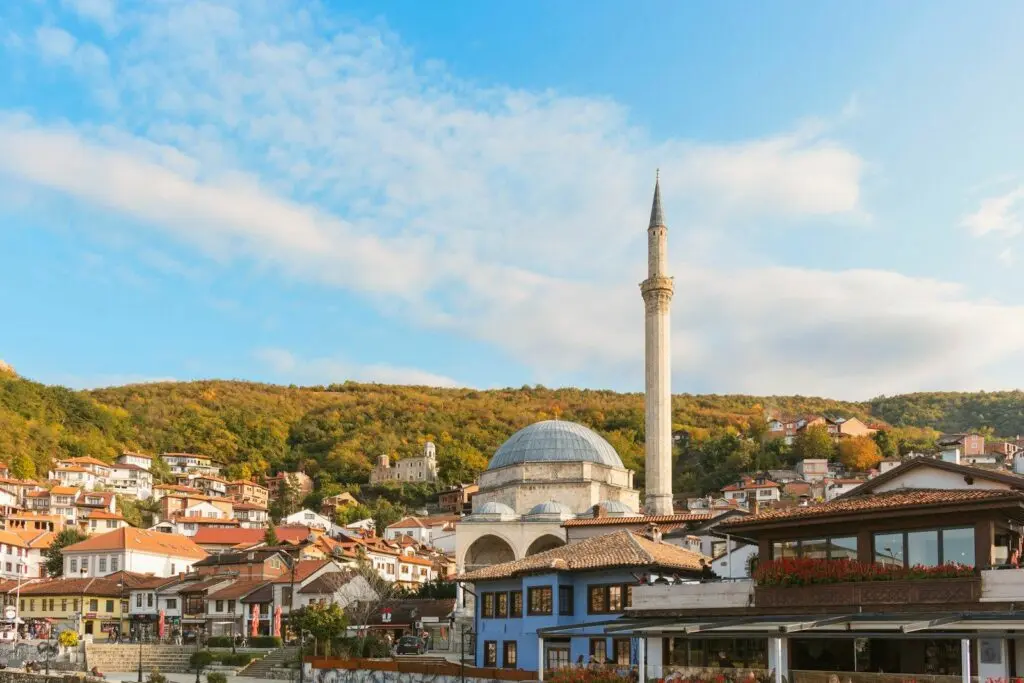 Prizren con la moschea di Sinan Pasha e le montagne circostanti