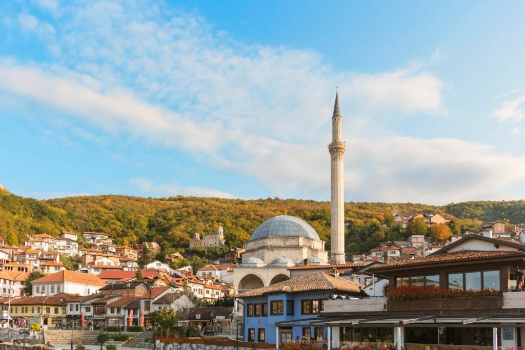 Prizreni me xhaminë e Sinan Pashës dhe malet përreth