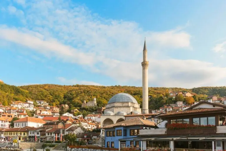 Prizren con la moschea di Sinan Pasha e le montagne circostanti