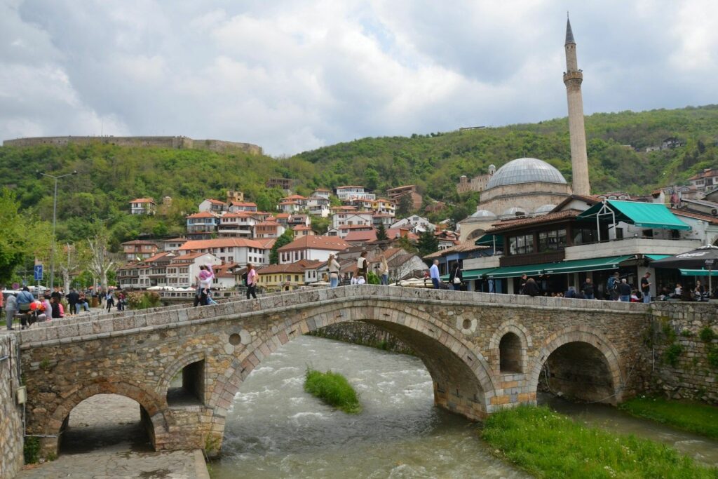 Ura e Gurit mbi Lumbardh në Prizren, me xhaminë dhe kalanë në sfond