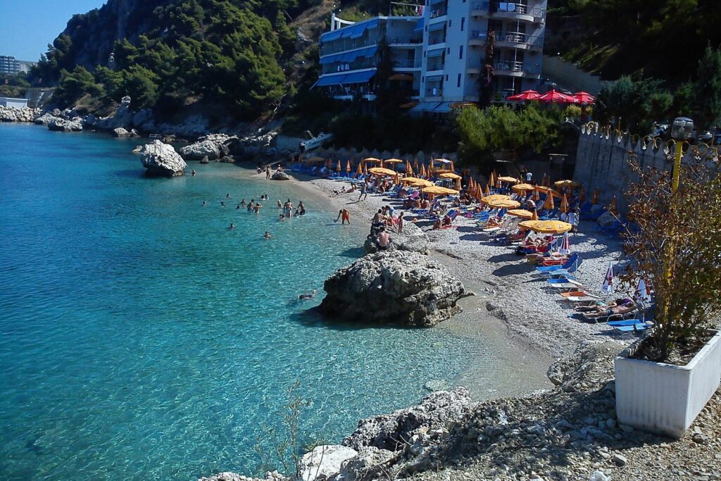 Plazhi i Radhimës me ujë të kaltër