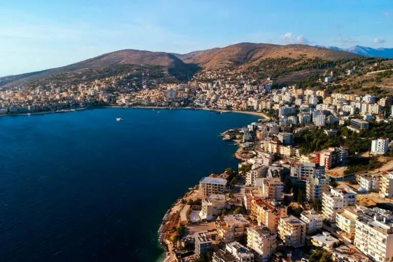 La baia di Saranda e la città, viste dall'alto