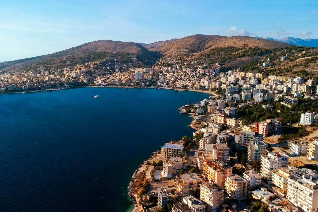 La baia di Saranda e la cittadina costiera, viste dall'alto