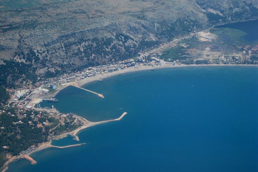 Gjiri i Shëngjinit dhe porti, parë nga lart