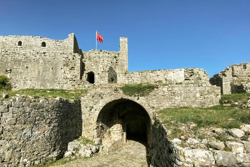 Le mura e il portone del castello di Rozafa a Scutari