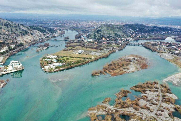 Shkodra, liqeni dhe lumenjtë, parë nga lart