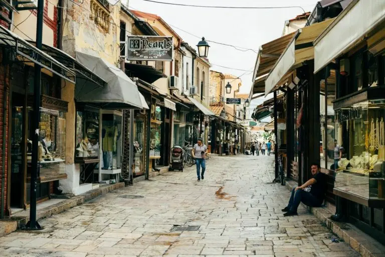 La strada lastricata del Vecchio Bazar di Skopje