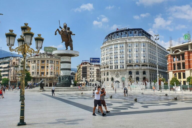 Sheshi qendror i Shkupit me shatërvanë dhe ndërtesa