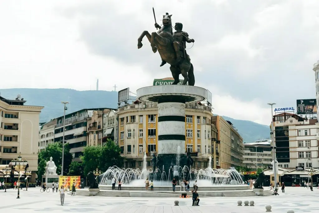 Piazza Macedonia nel centro di Skopje, con il monumento e la fontana