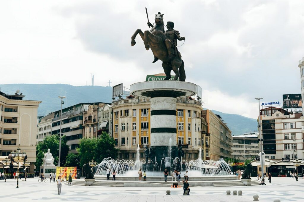 Sheshi Maqedonia në qendër të Shkupit, me monumentin dhe shatërvanin