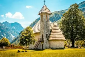 La chiesa di Theth con le Alpi albanesi sullo sfondo
