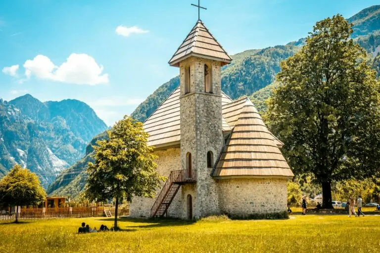 La chiesa di Theth con le Alpi albanesi sullo sfondo