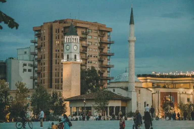 La Torre dell'Orologio e la Moschea di Et'hem Bey nel centro di Tirana
