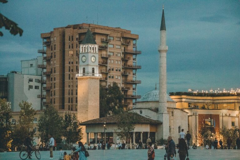 Kulla e Sahatit dhe Xhamia e Et’hem Beut në qendër të Tiranës