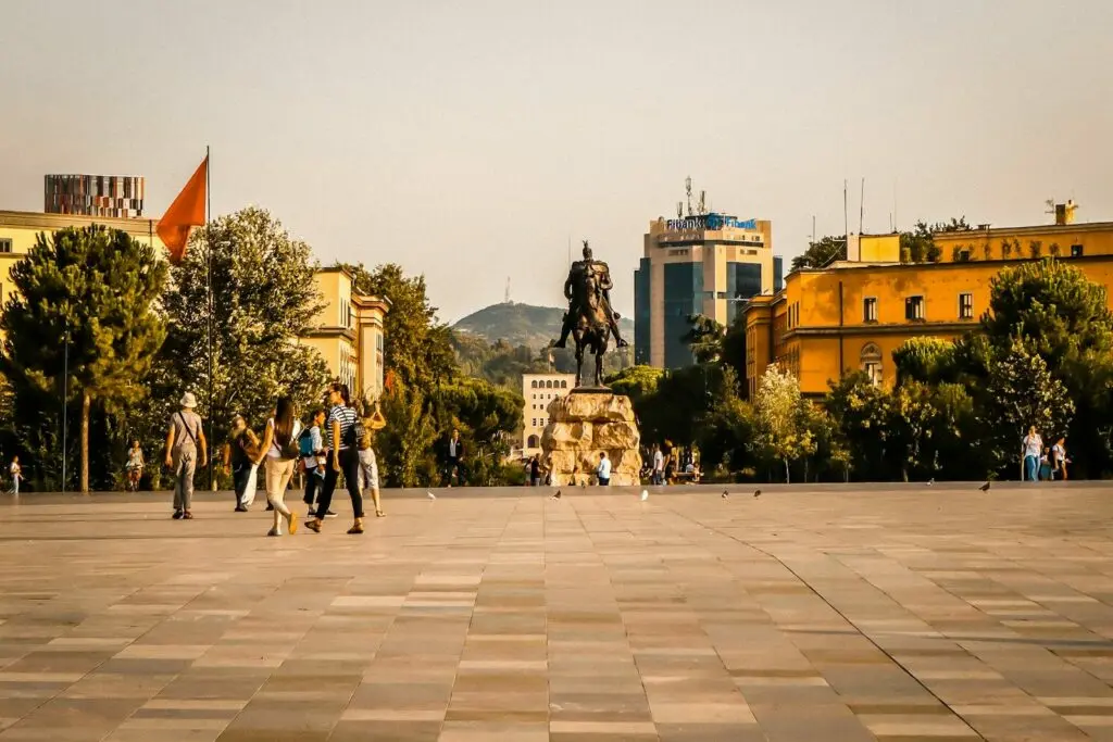 Piazza Skanderbeg a Tirana con il monumento a Skanderbeg