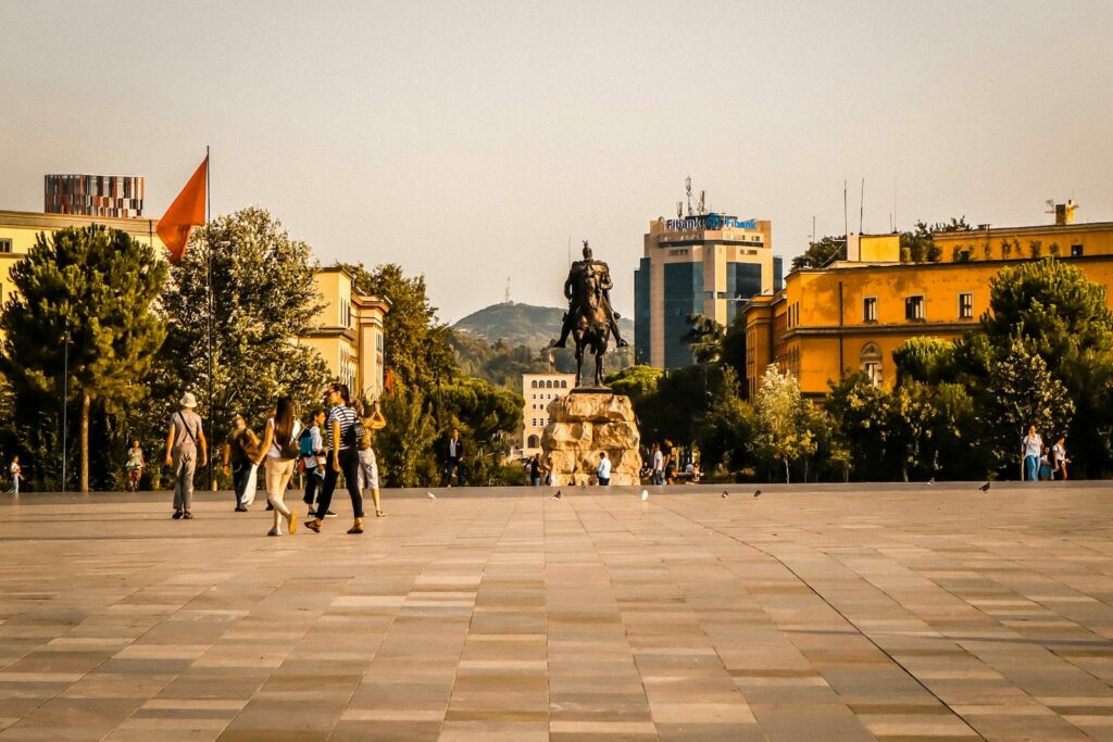 Sheshi Skënderbej në Tiranë me monumentin e Skënderbeut