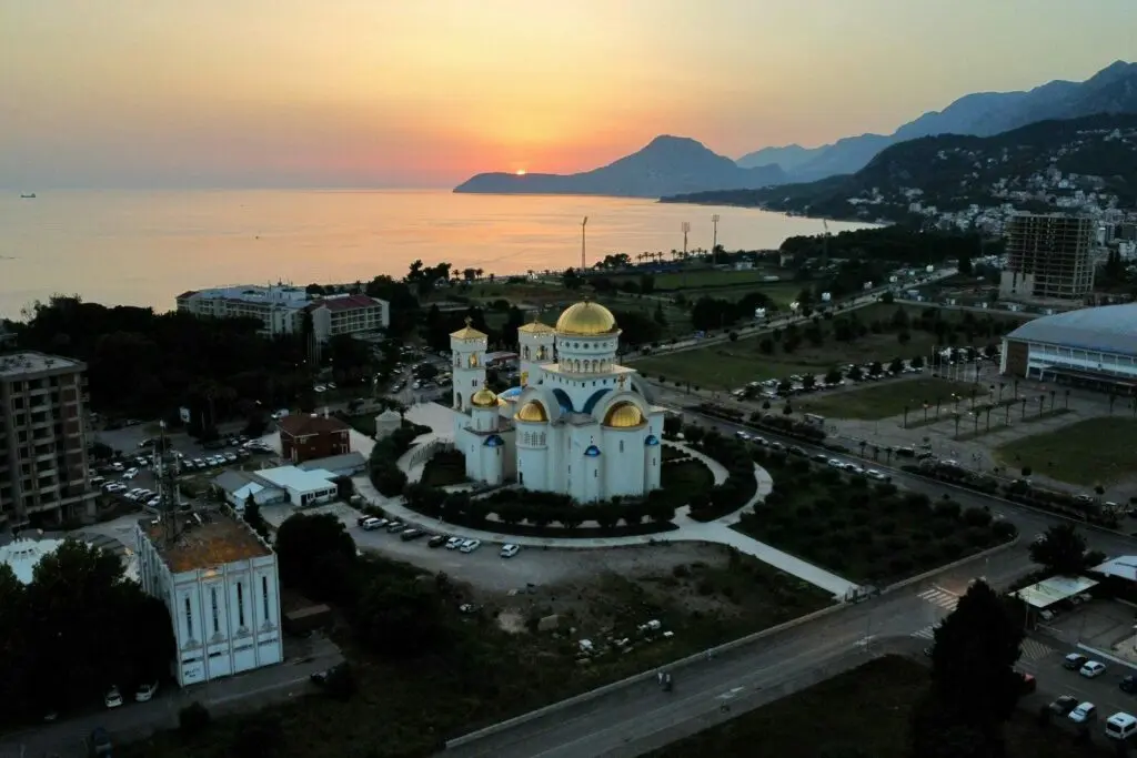 Bar al tramonto, con la cattedrale e la costa montenegrina