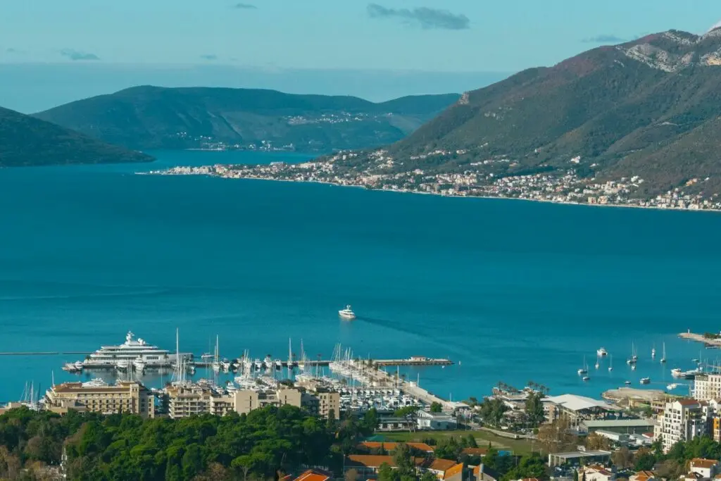 La baia di Tivat con il suo porto turistico e le montagne circostanti