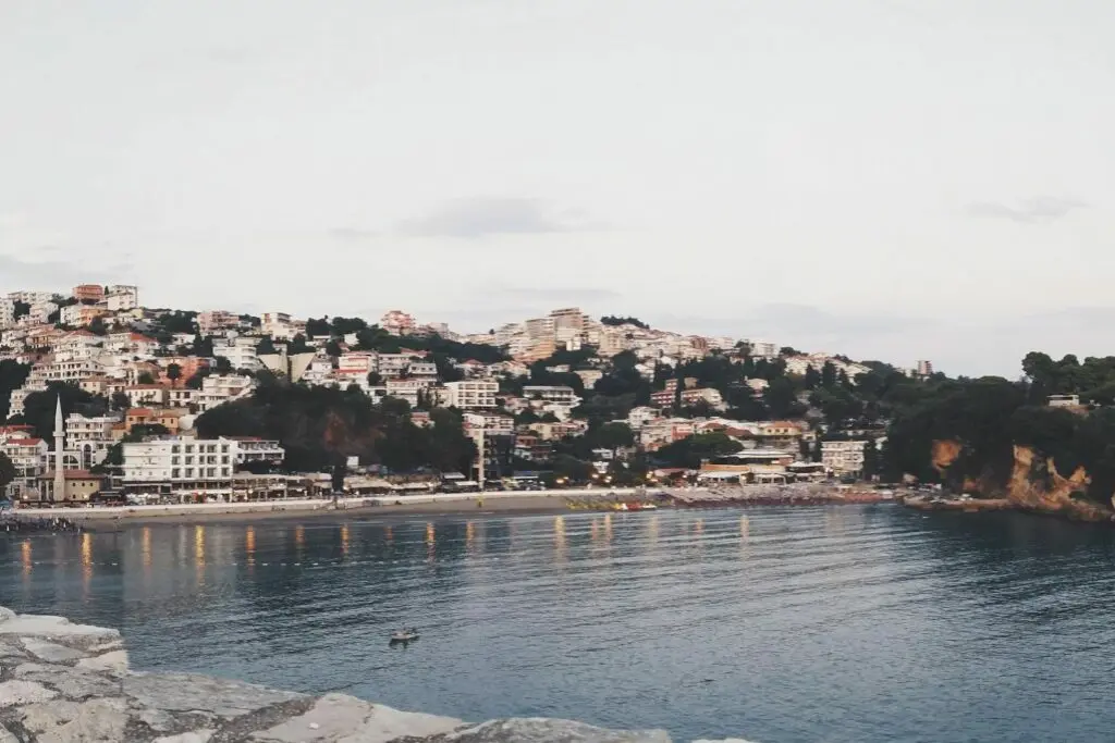 Città vecchia di Ulcinj sopra la baia