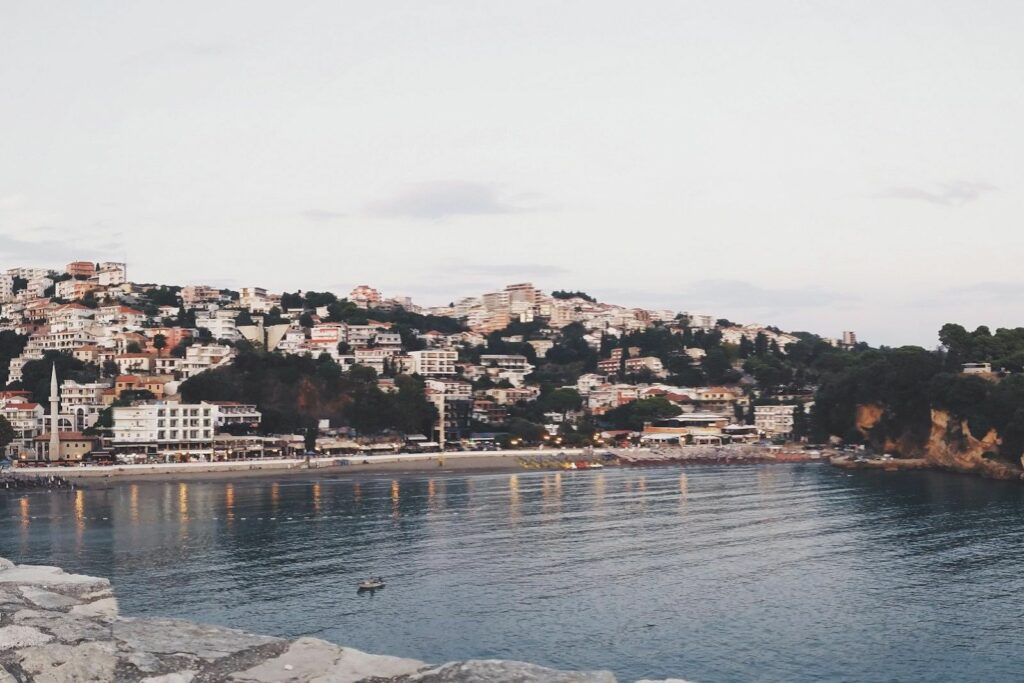 Qyteti i vjetër i Ulqinit mbi gjirin