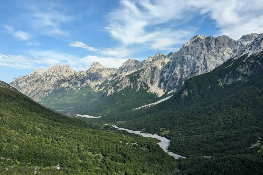 La valle di Valbona con le sue montagne e il suo fiume