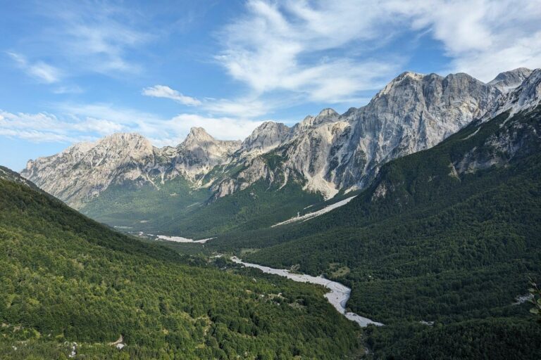 Lugina e Valbonës me malet dhe lumin