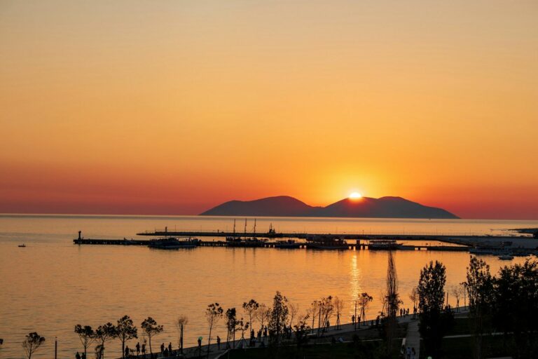 Perëndimi i diellit mbi Gjirin e Vlorës, me ishullin në sfond