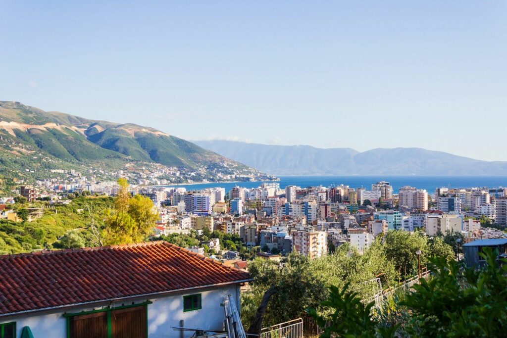 Qyteti i Vlorës dhe gjiri, me malet në sfond