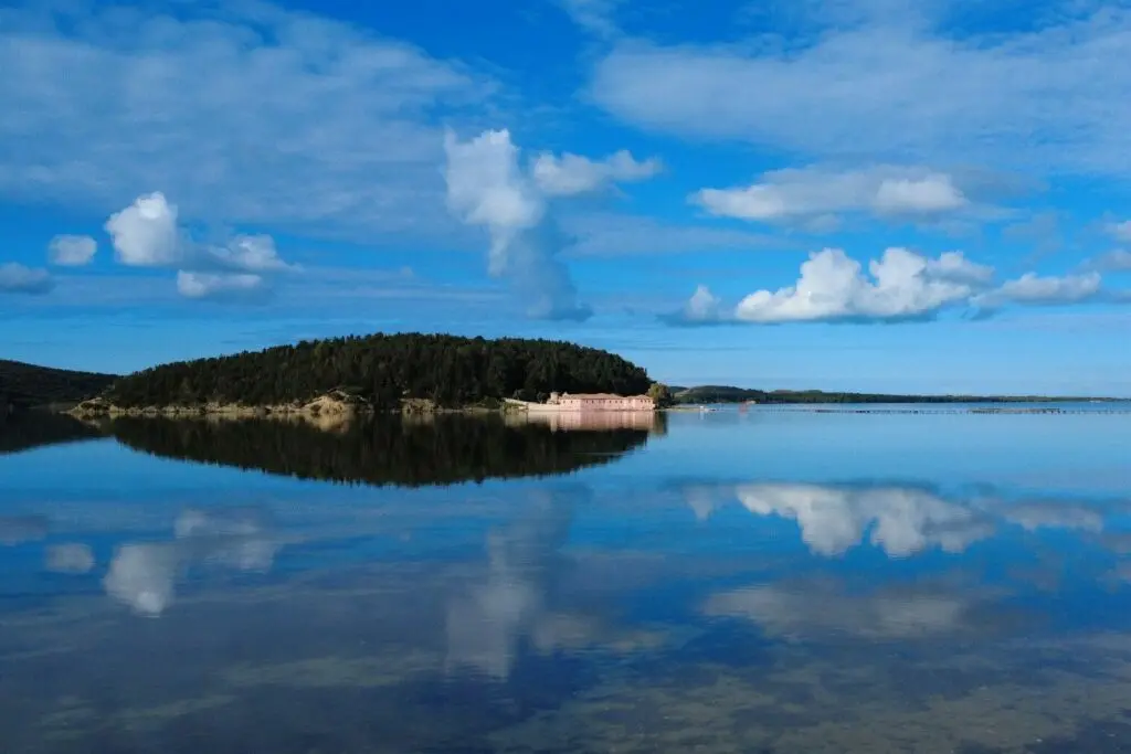 Isola Zvernec nella laguna di Narta
