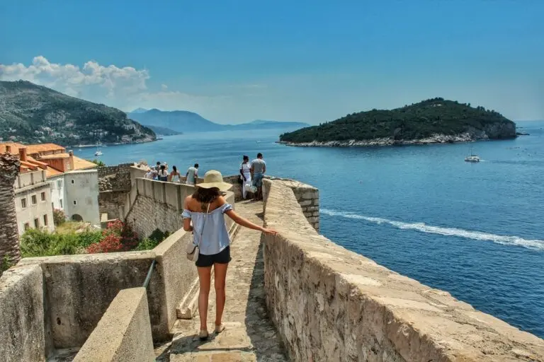 Passeggiando sulle mura di Dubrovnik, con l'isola di Lokrum di fronte