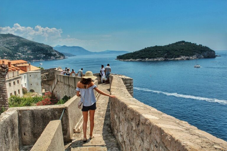 Shëtitje mbi muret e Dubrovnikut, me ishullin Lokrum përballë