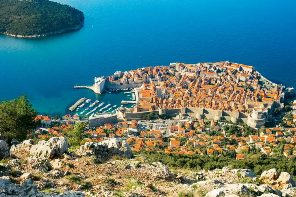 Il centro storico di Dubrovnik e l'isola di Lokrum, visti dal monte Srđ