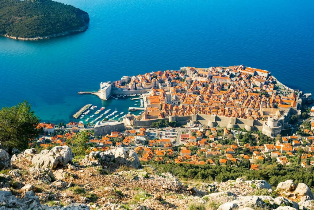 Qyteti i vjetër i Dubrovnikut dhe ishulli Lokrum, parë nga mali Srđ