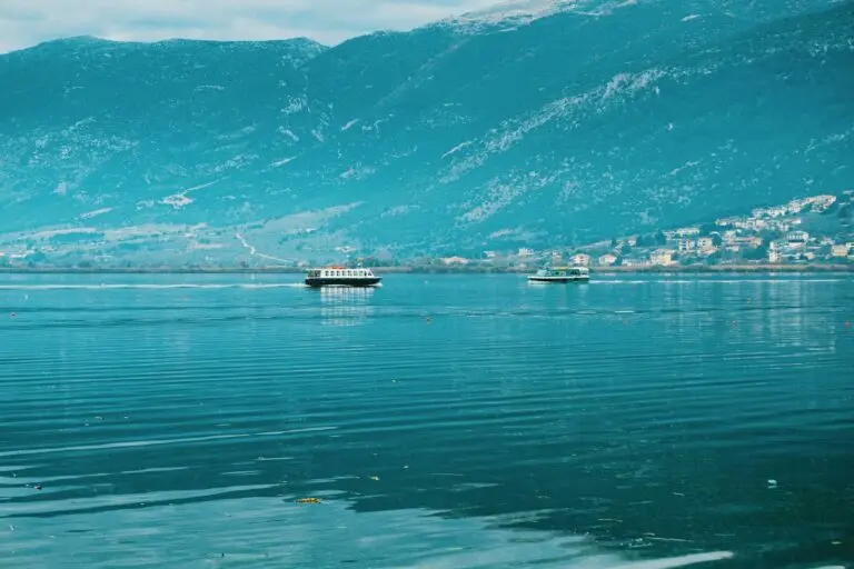 Una barca sul lago di Ioannina, con la montagna di fronte alla città