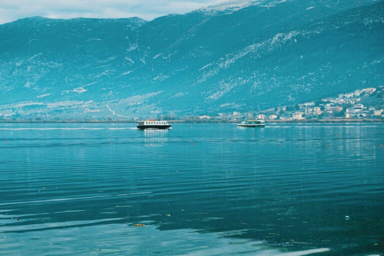 Varka në liqenin e Janinës, me malin përballë qytetit