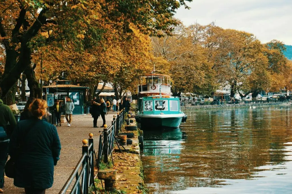 Il lungolago di Ioannina, con le barche che portano all'isola
